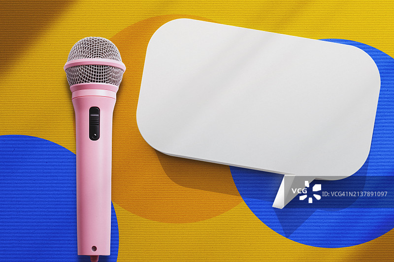 带麦克风和空白语音气泡的播客概念图片素材