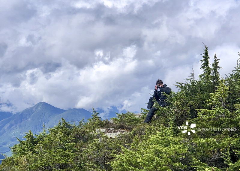 徒步者在山脊上拍照图片素材