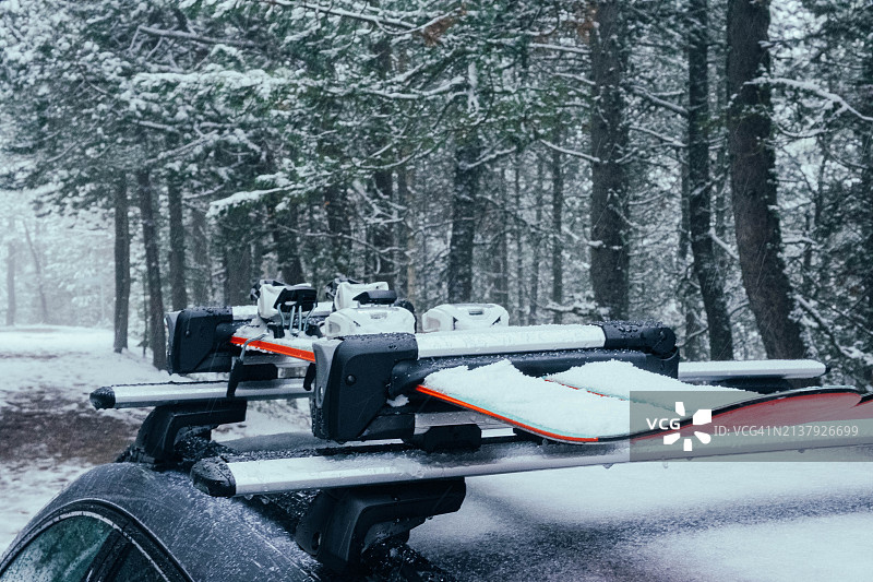 雪景中车顶滑雪架上的自由式滑雪板细节图片素材