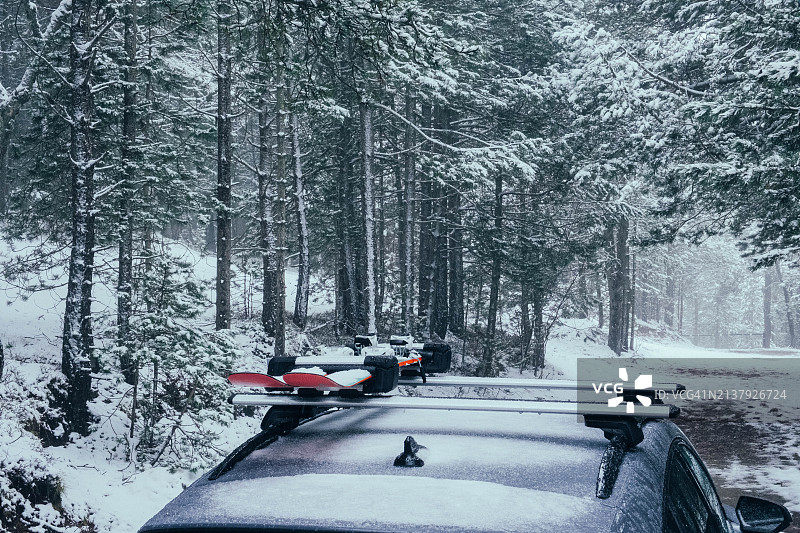 安装在汽车滑雪架上的一对自由滑雪板图片素材