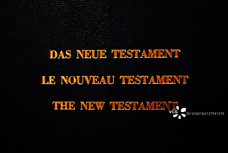 用德语、法语和英语编写的新约书籍封面图片素材