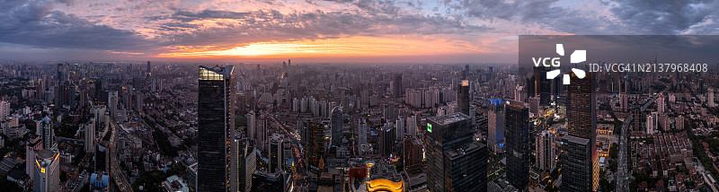 上海静安寺的迷人夜景图片素材