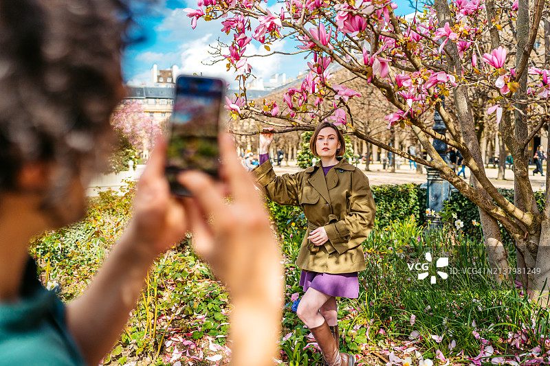 情侣在法国巴黎公园拍照图片素材