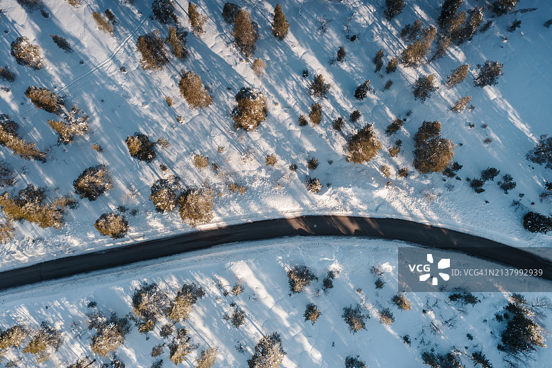 山区冬季景观的航拍，有一条道路图片素材