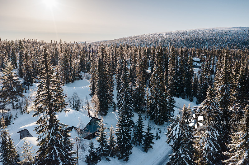 白雪覆盖的山间小屋航拍图片素材