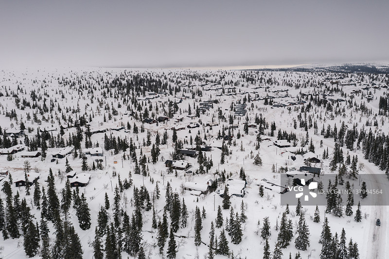 雪山顶上的小木屋图片素材