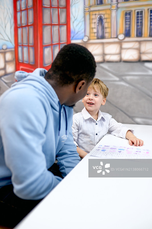 成人与儿童的快乐互动图片素材