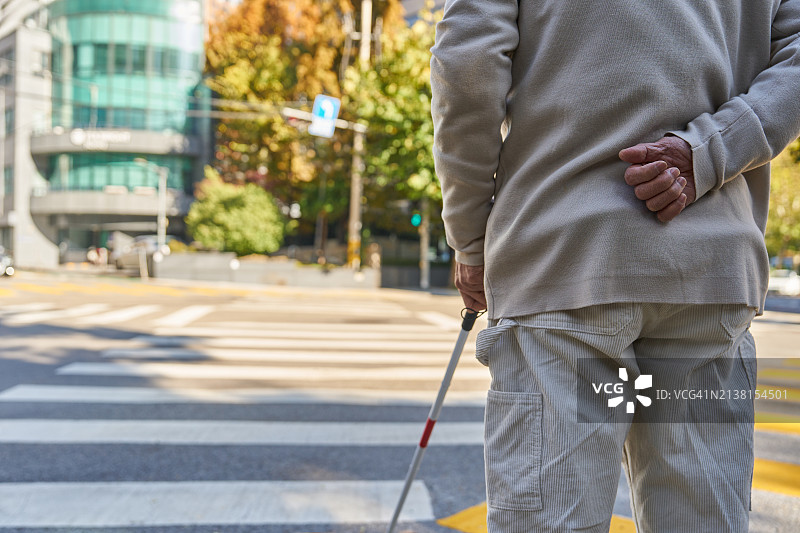 疲劳、不适、压力、弱势群体、背影、老人、危险、盲人、盲杖图片素材