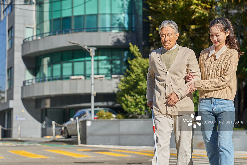 弱势群体社会福利：老年人、盲人与残疾人援助图片素材