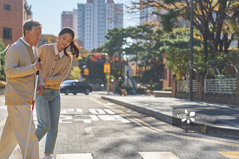 弱势群体社会福利：老年人、盲人与残疾人援助图片素材