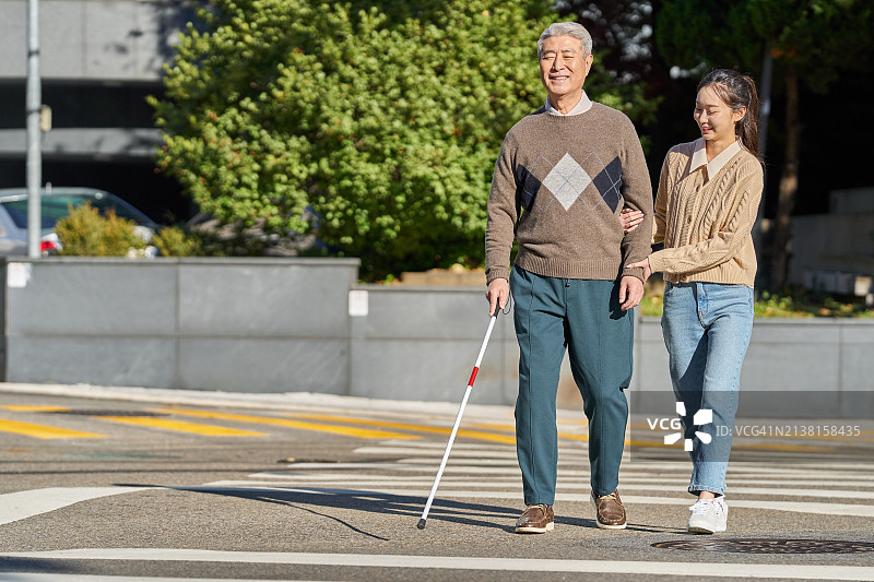 弱势群体社会福利：老年人、盲人与残疾人援助图片素材