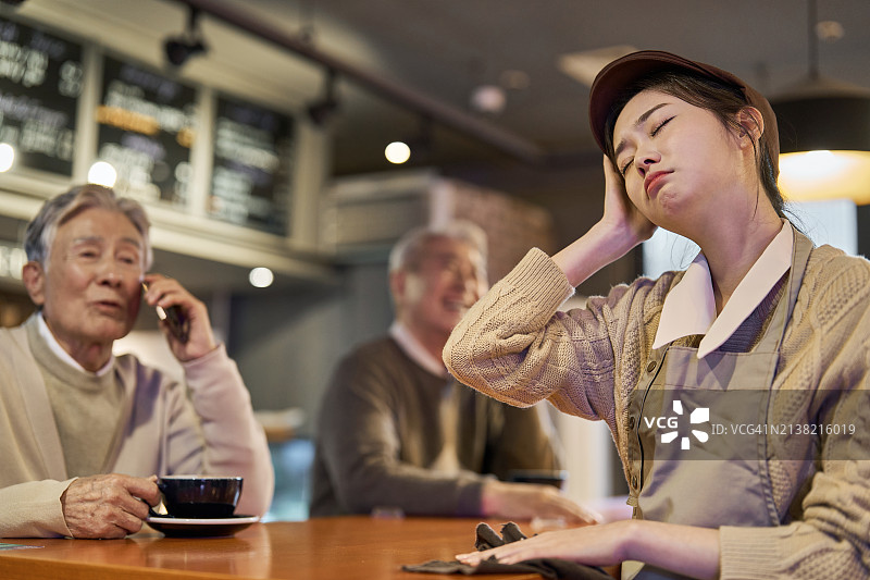 老年人社会问题，养老问题，人口老龄化，冲突，自助餐厅工作人员，不便，真实顾客图片素材
