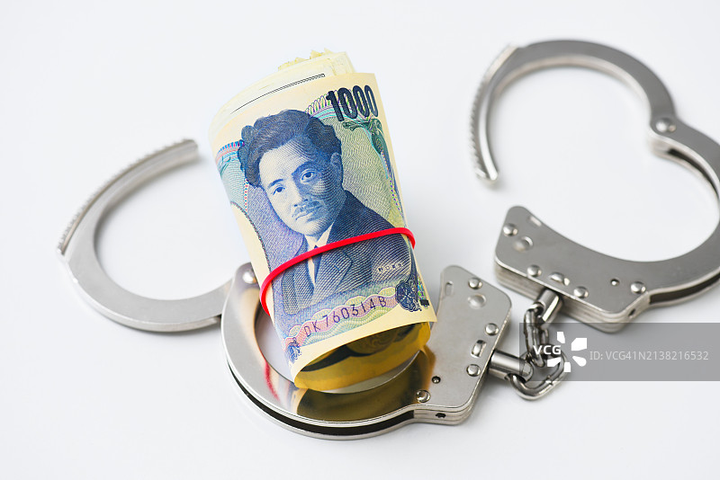 日式纸币和手铐图片素材