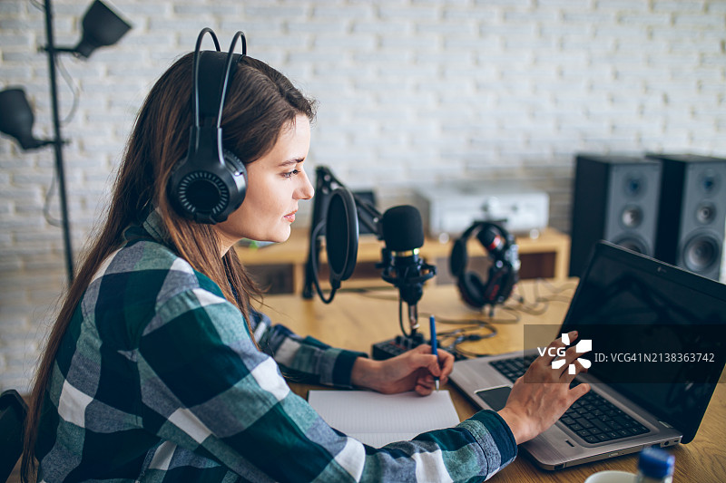 播客工作室里的年轻女子图片素材