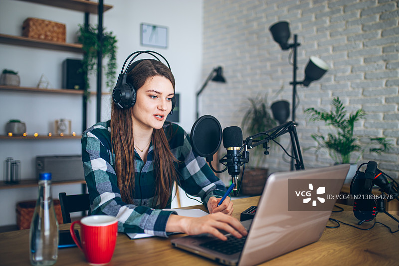 播客工作室里的年轻女子图片素材