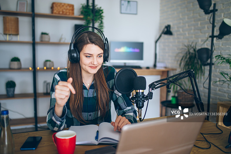 富有创意的博主在家用工作室制作播客图片素材