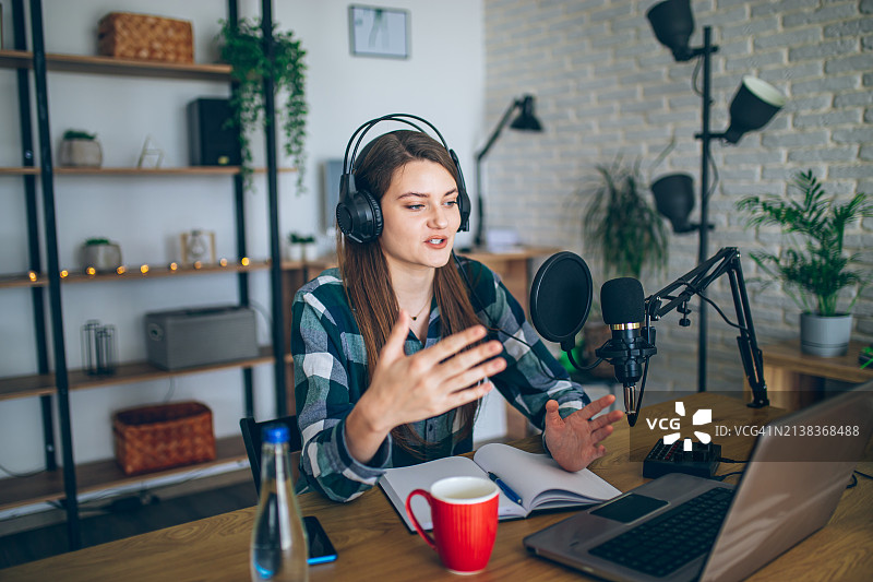 网红在家中工作室制作播客图片素材