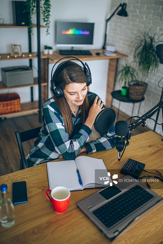 富有创意的博主在家用工作室制作播客图片素材