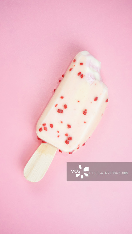 粉色背景上的草莓香草冰淇淋图片素材