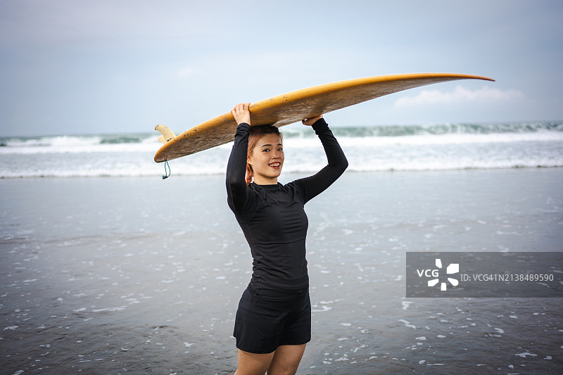 海岸之外：波浪中的宁静图片素材