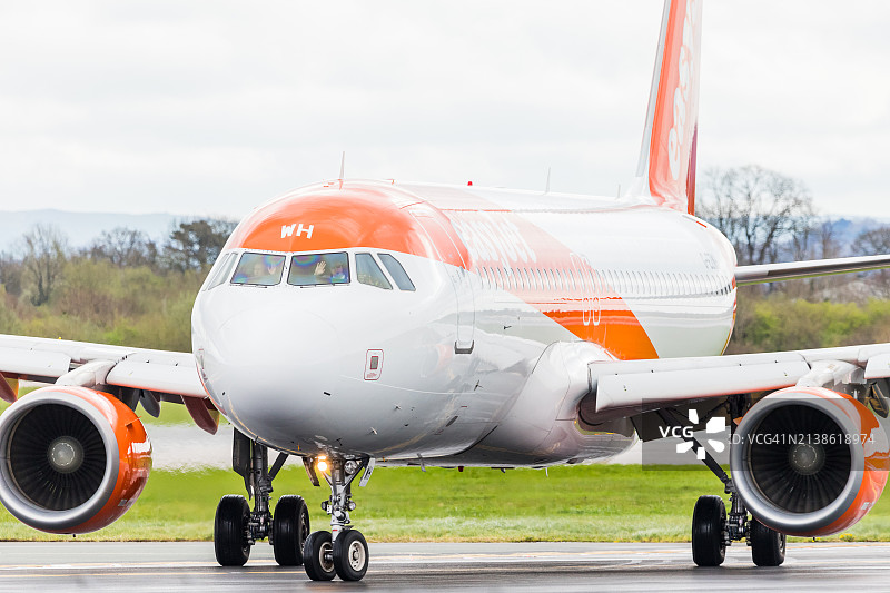 易捷航空空客A320滑行至航站楼图片素材