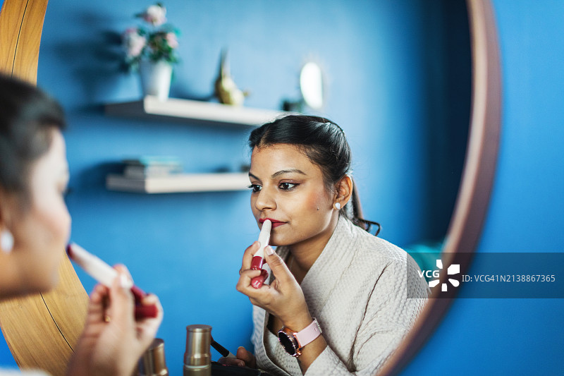 涂口红的年轻印度女子图片素材