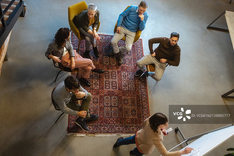 进行商务演示的团队图片素材