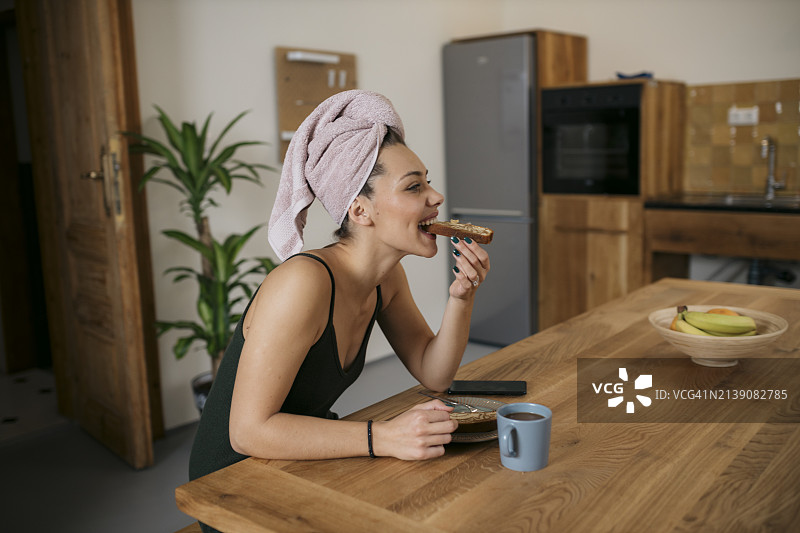 在家享用早餐的年轻女子图片素材