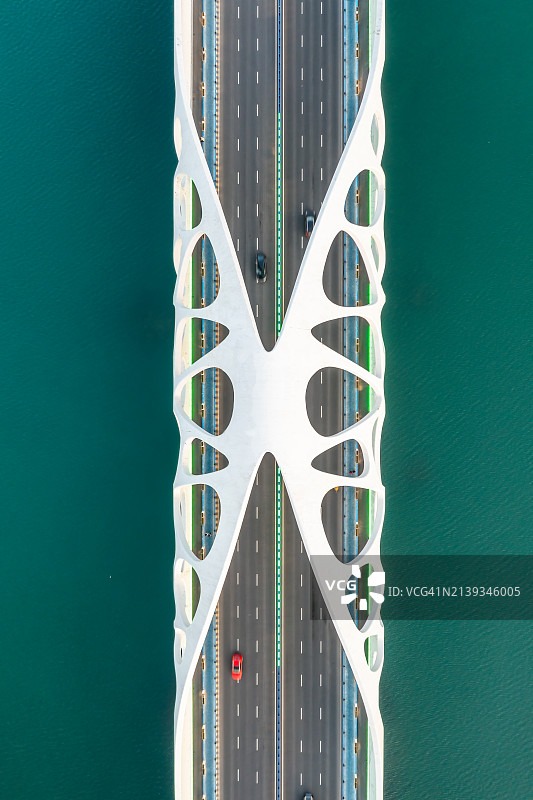 无人机航拍中国山东省青岛市黄昏时分带有奇怪结构的现代桥梁图片素材