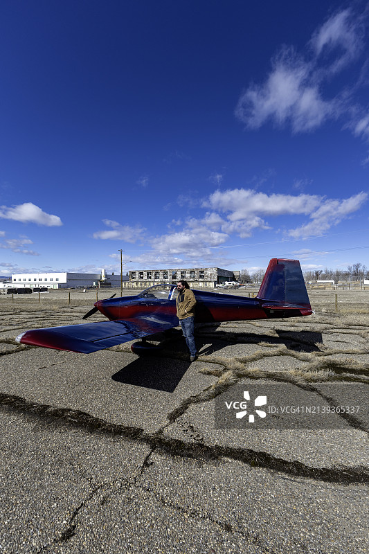 飞行员准备驾驶轻型飞机图片素材