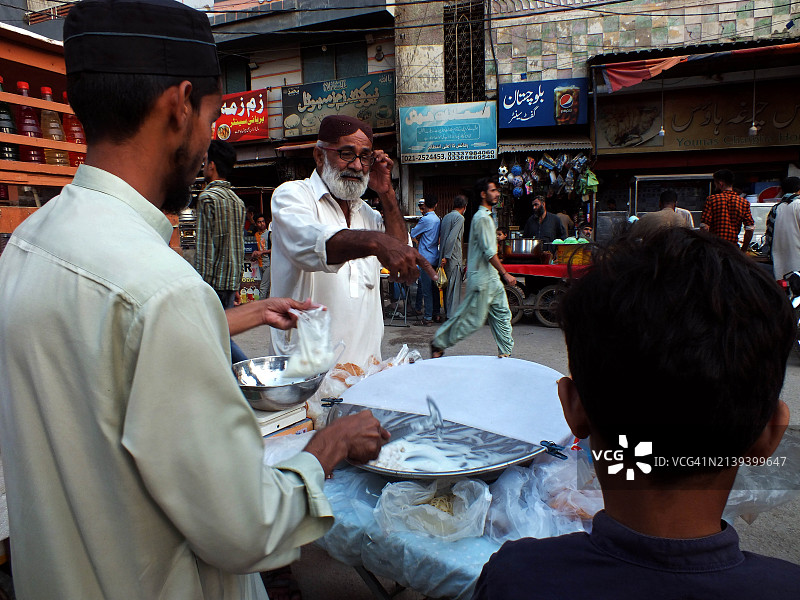 斋月期间出售各种食物的拥挤街道图片素材