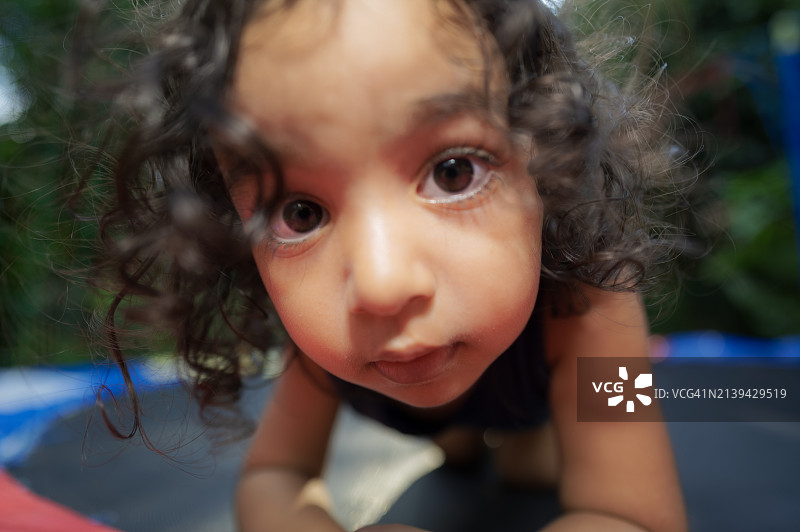 在蹦床上玩耍的女孩图片素材