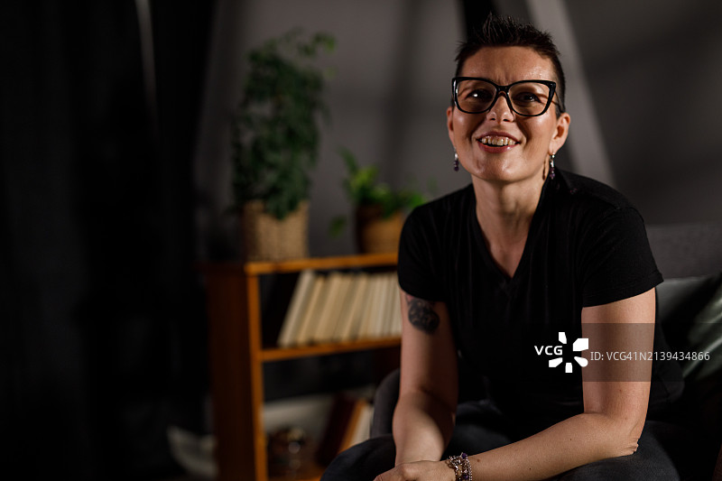 快乐的女人面带微笑，若有所思地望向远方图片素材