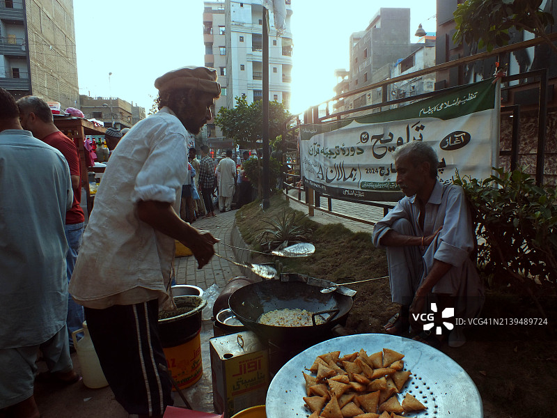 斋月期间出售各种食物的拥挤街道图片素材