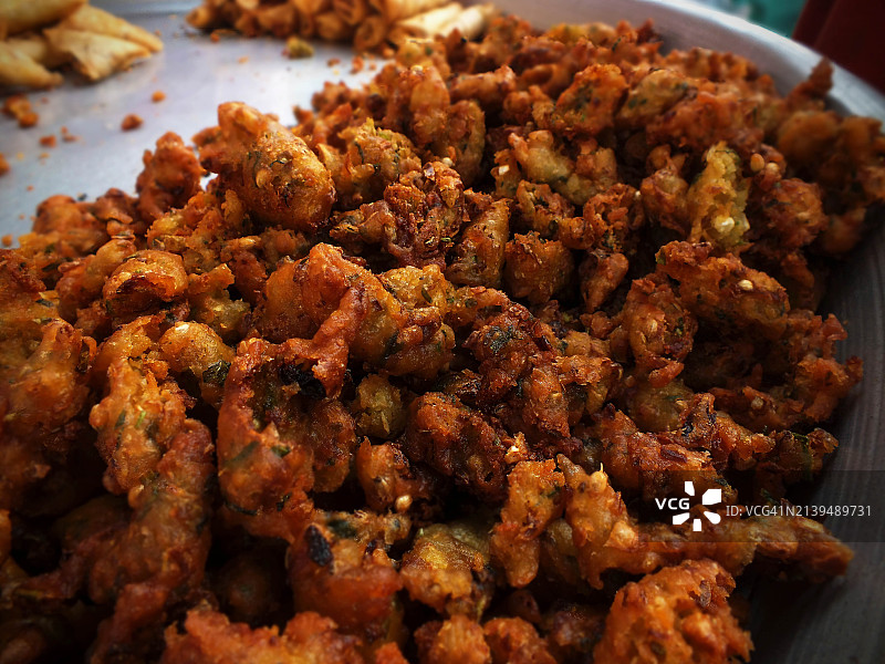 斋月期间出售各种食物的拥挤街道图片素材