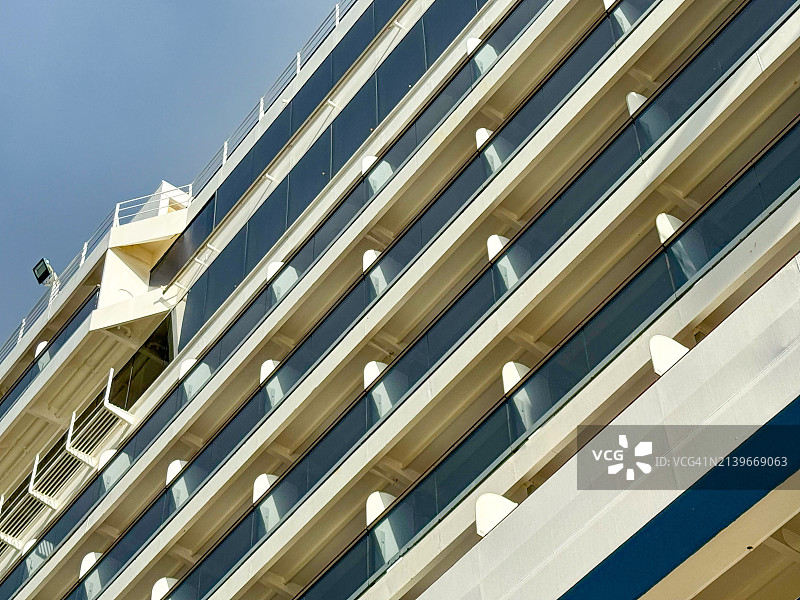 仰望阿根廷乌斯怀亚码头上的荷兰美洲游轮甲板阳台图片素材