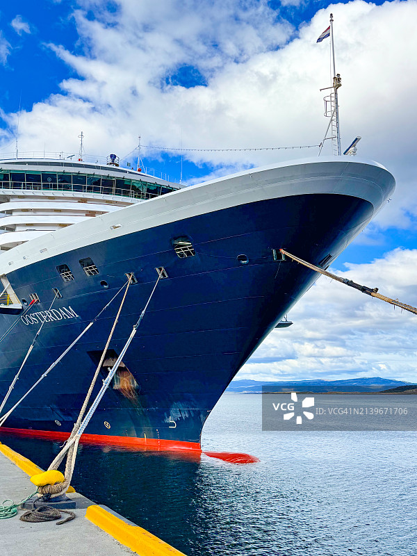 停靠在乌斯怀亚码头的荷兰美洲邮轮图片素材
