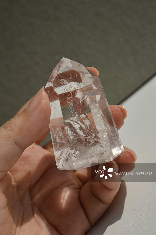 手持透明石英晶体图片素材