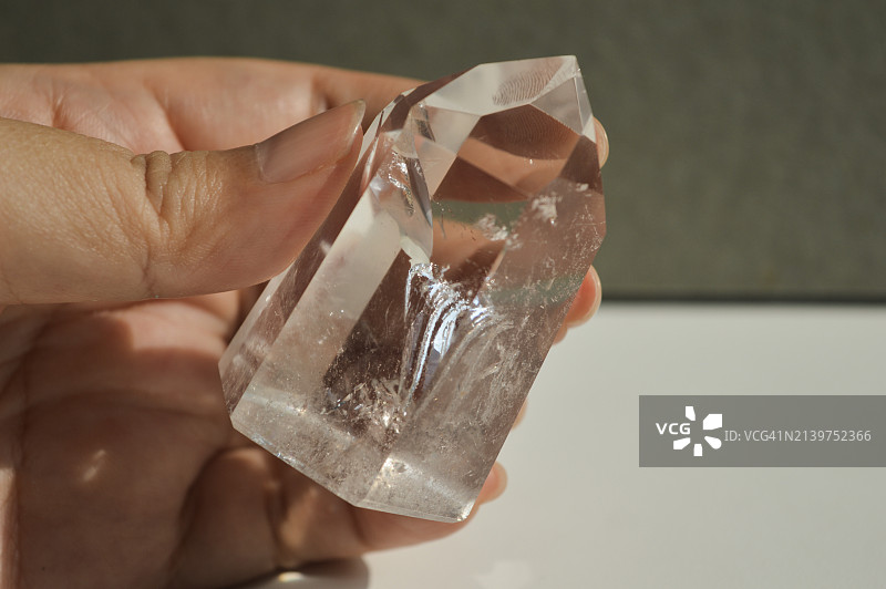 手持透明石英晶体图片素材