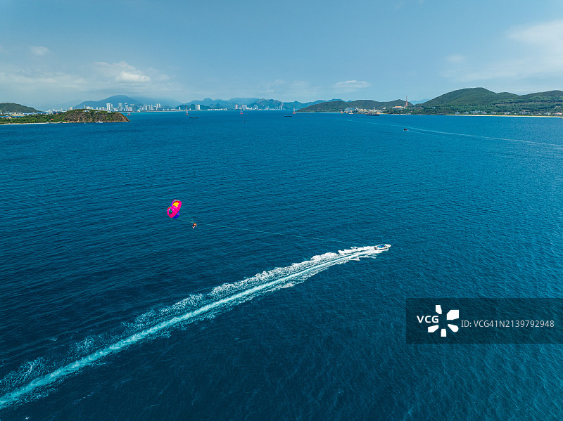 芽庄海滩上的滑翔伞运动图片素材