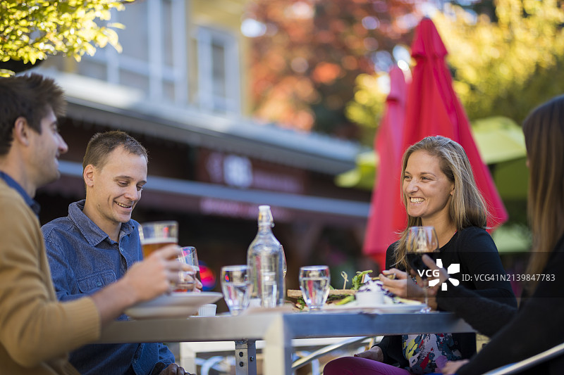 朋友们在户外咖啡馆用餐图片素材
