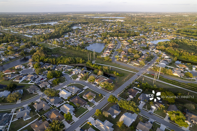 日落时分的郊区和道路航拍图片素材