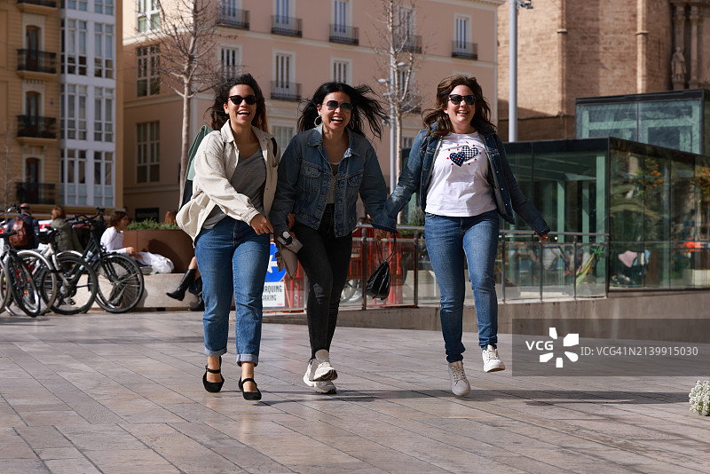 朋友们在度假时享受探索城市图片素材