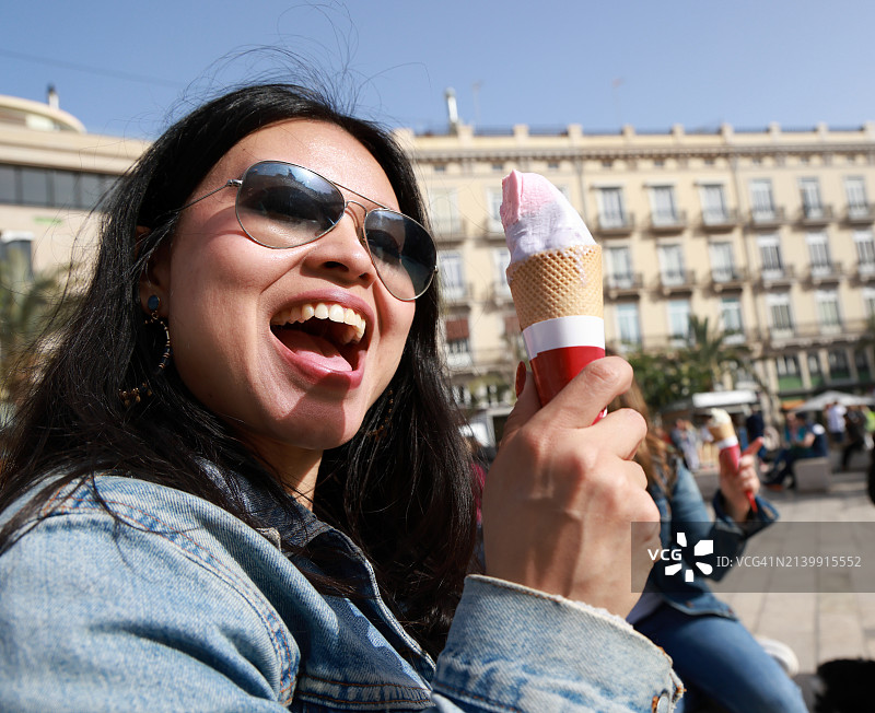 朋友们在度假时享受探索城市图片素材