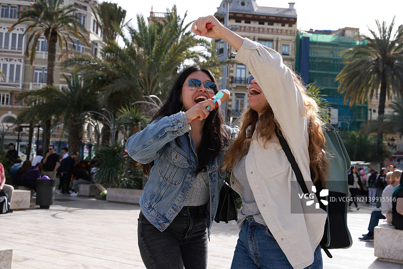 朋友们在度假时享受探索城市图片素材