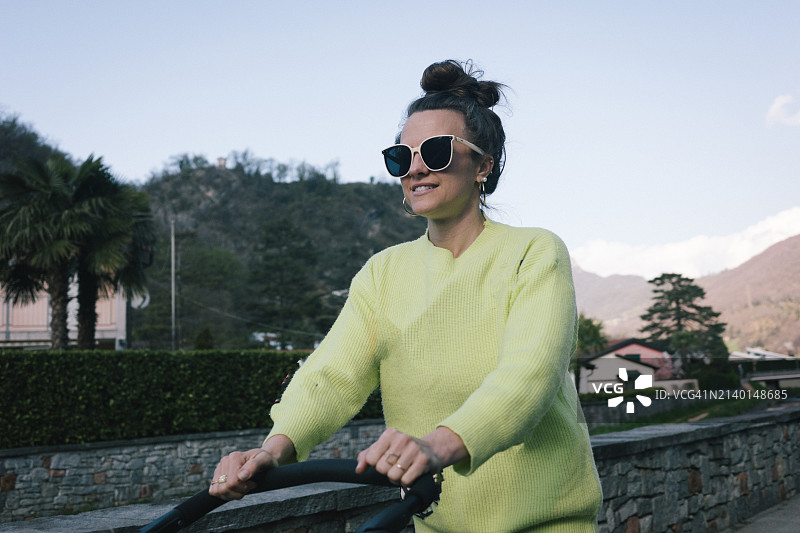 母亲推着婴儿车图片素材