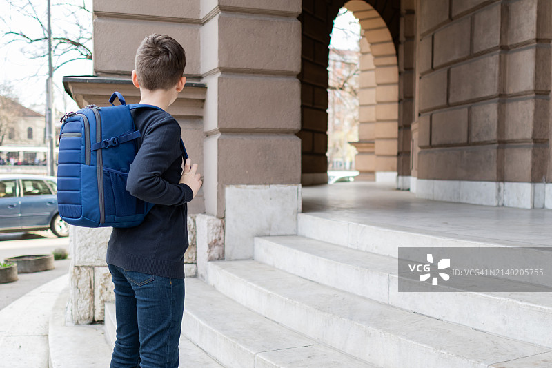开学第一天：背着书包走在学校楼梯上的小学生，重返校园，教育图片素材