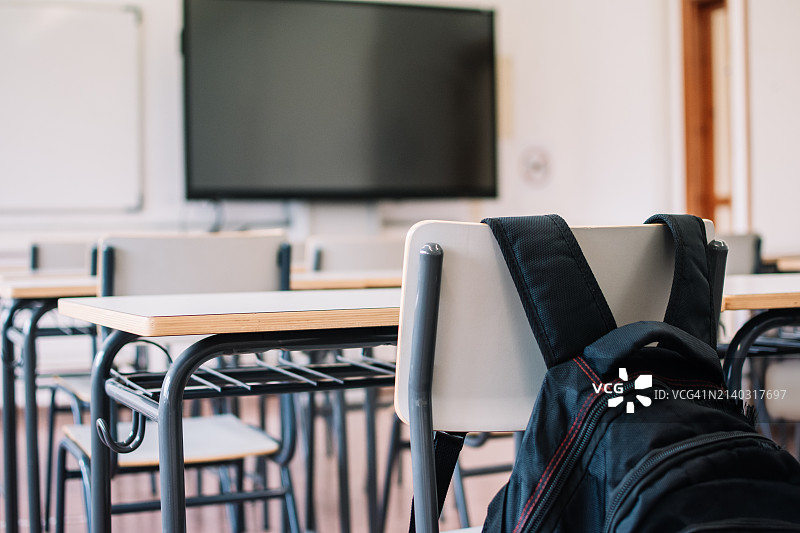 西班牙教室里的书包图片素材