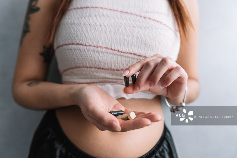 术后女性展示药品图片素材