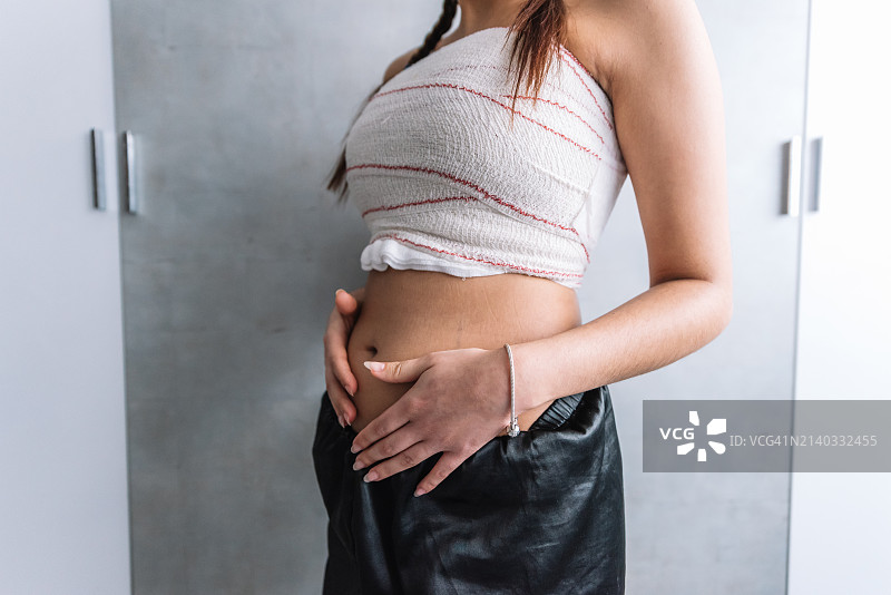 情侣坐在公园长椅上自拍微笑图片素材